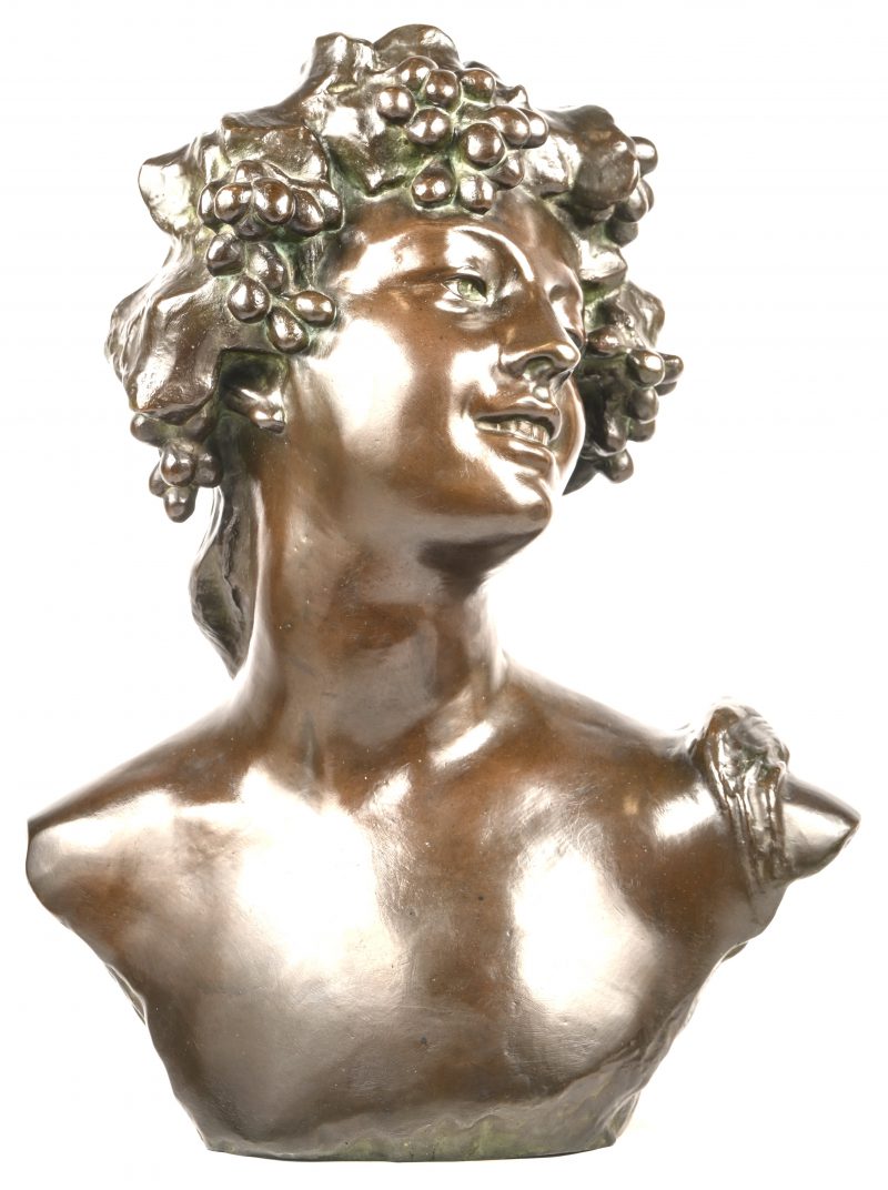 ‘Bacchante’, een bruin gepatineerde bronzen buste van de Griekse god van de wijn(bouw) en fruitteelt, zoon van Zeus en Semele. Getekend; Jef Lambeaux.