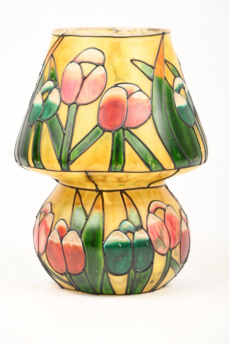 Een kleurrijk vaasje van glas met bloemen decor.
