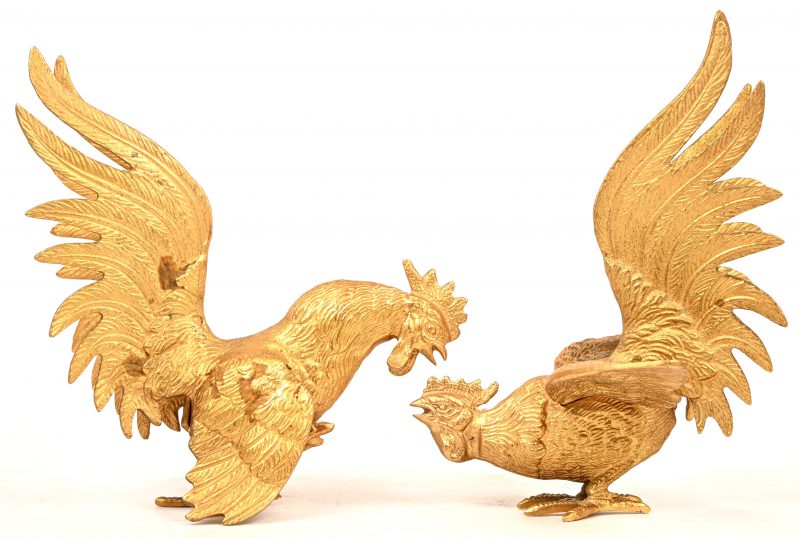 Een paar verguld metalen kemphanen.