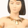 Een porseleinen beeld voorstellend een Egyptische dame op chaise longue.