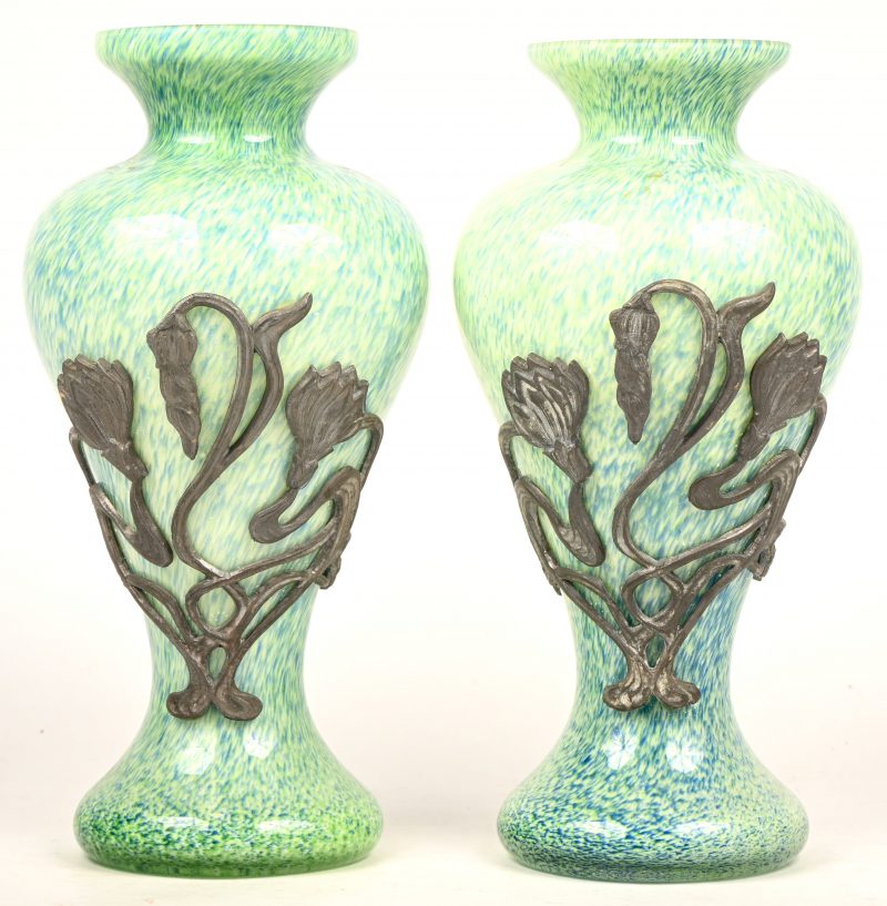 Een paar glazen vazen met florale decoratie in tin, geinspireerd op de art-nouveau.