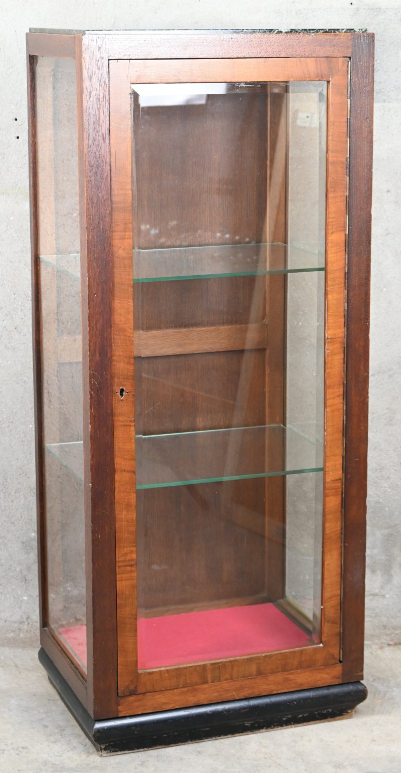 Een houten vitrinekast, circa 1930, met 1 deur en marmeren blad.