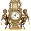 Een 3-delige pendule in brons, marmer en messing, Regnault à Paris, gedragen door 2 faunen, met 2 bijhorende kandelaarsvoor 7 kaarsen elks.