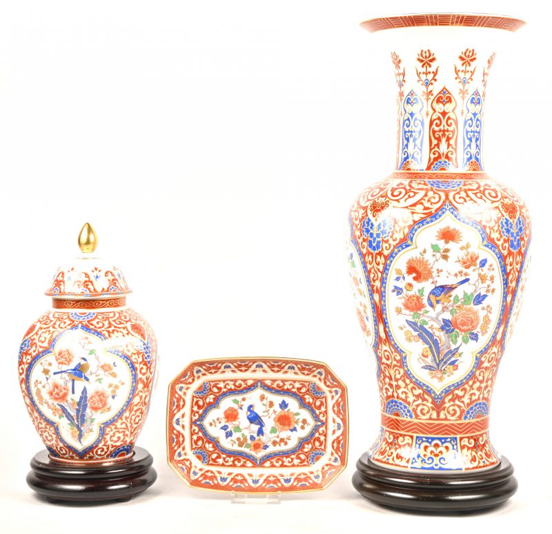 Een lot van 3 stuks Kaiser porselein van de ‘Ming’ reeks bestaande uit 2 vazen op houten sokkel en een schaaltje.