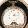Een zilveren 8-dagen zakhorloge, Hebdonas, beschadigde wijzerplaat en ontbrekende delen. Duits gemerkt met halve maan en kroon, gehalte 800‰. Toegevoegd een metalen horlogehouder op glazen voet.