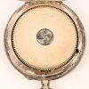 Een zilveren 8-dagen zakhorloge, Hebdonas, beschadigde wijzerplaat en ontbrekende delen. Duits gemerkt met halve maan en kroon, gehalte 800‰. Toegevoegd een metalen horlogehouder op glazen voet.