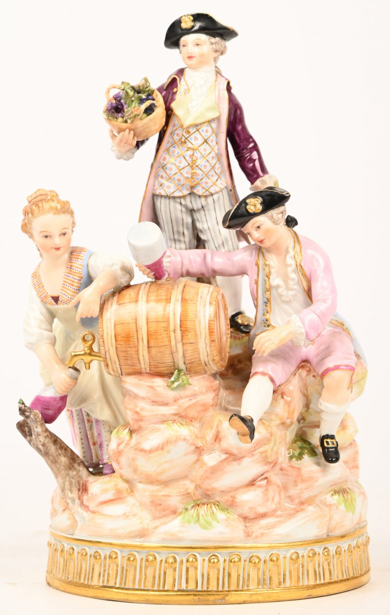 “Drie wijnmakers”, een groep in Meissen porselein, 19e eeuws, kleine schade.