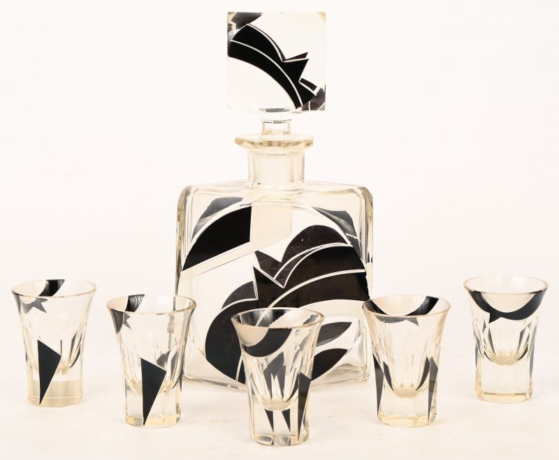 Een Art Deco borrelset bestaande uit een karaf en vijf glaasjes. Ontworpen door Karl Palda.