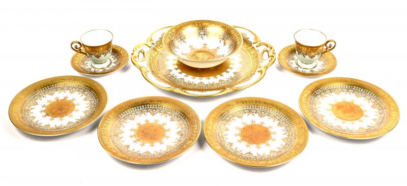 Een set Karlsbader porselein bestaande uit een schotel, 4 dessertbordjes, een kom en 2 mokkatasjes en ondertasjes.