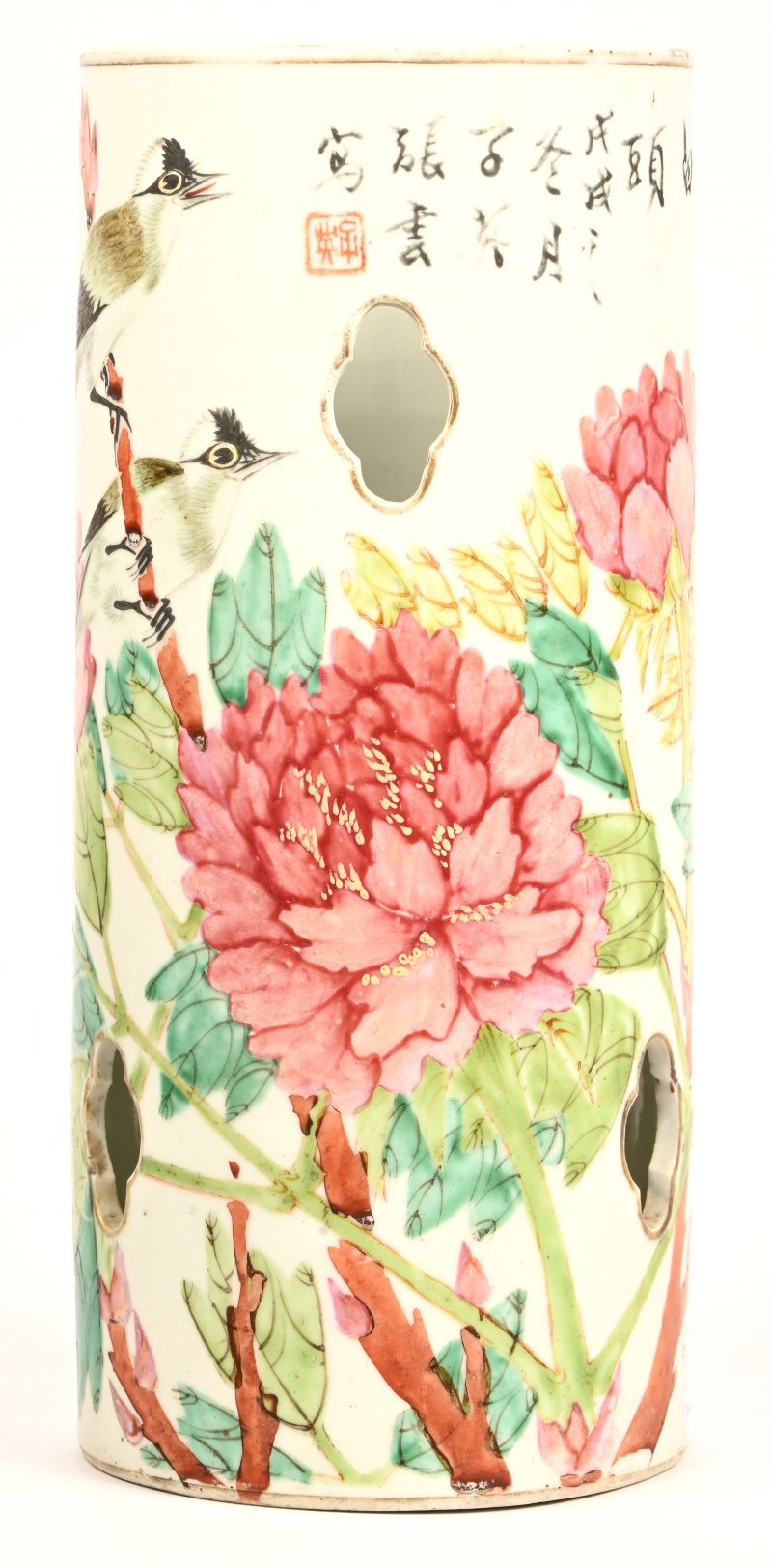 Een Chinese penseelvaas met fauna en flora in het decor.