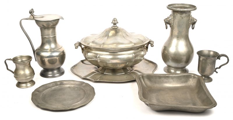 Een lot tin, 7190 gram, bestaande uit een terrine op schaal, een bordje, een schaal, 2 bekers, een schenkkan en een vaas.