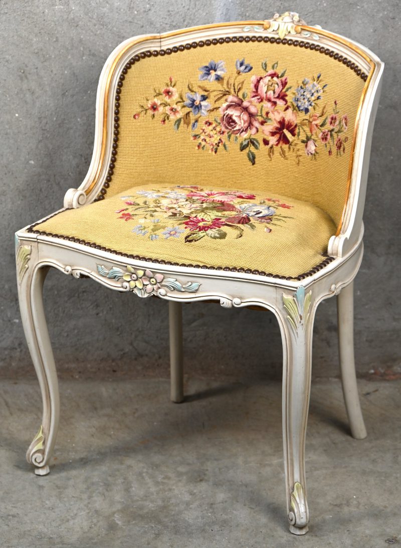 Een Frans stoeltje in Louis-XV stijl, gobelin bekleding met floraal decor.