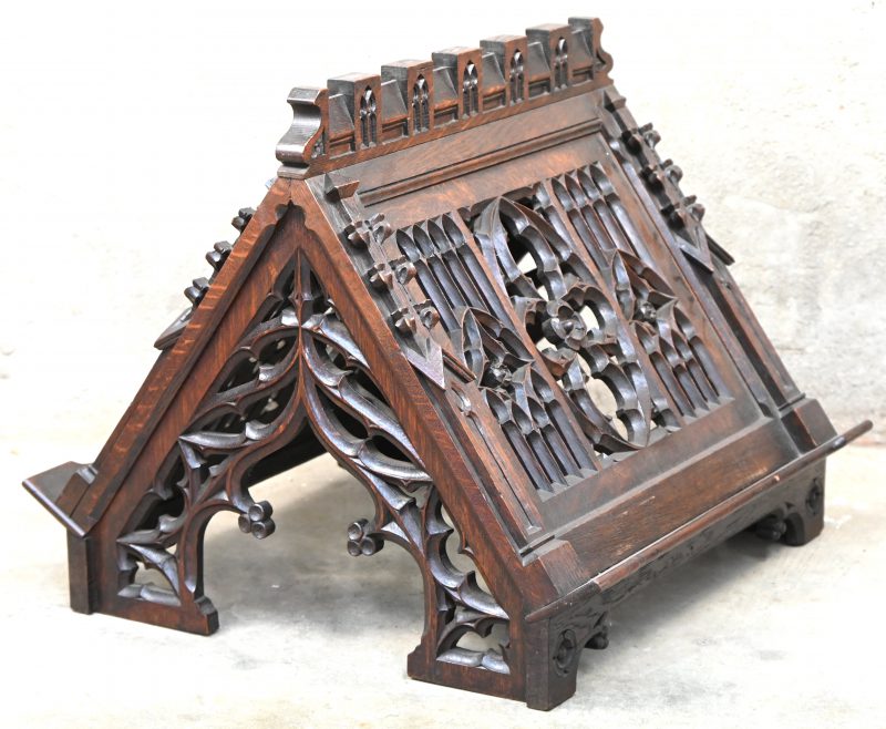 Een dubbele boekenstandaard van gesculpteerde eik in Gotische stijl. 1 van de legplankjes is gelijmd.