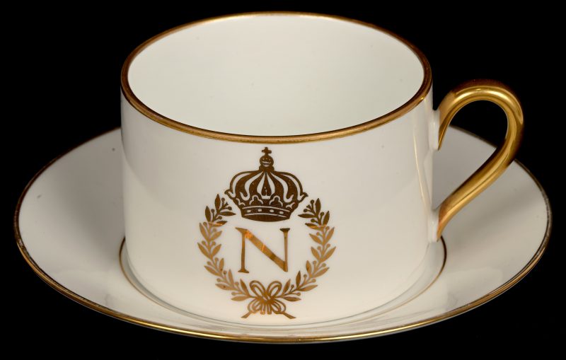 Een xl kop met schotel, met de goudkleurige N in lauwerkrans van Keizer Napoleon. Gemerkt; Hertel Jacob, Bavaria.