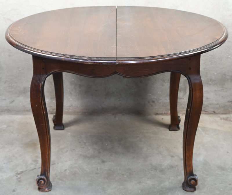 Een massief eikenhouten ronde tafel in Louis XV stijl, verlengbaar maar zonder verlengstuk.