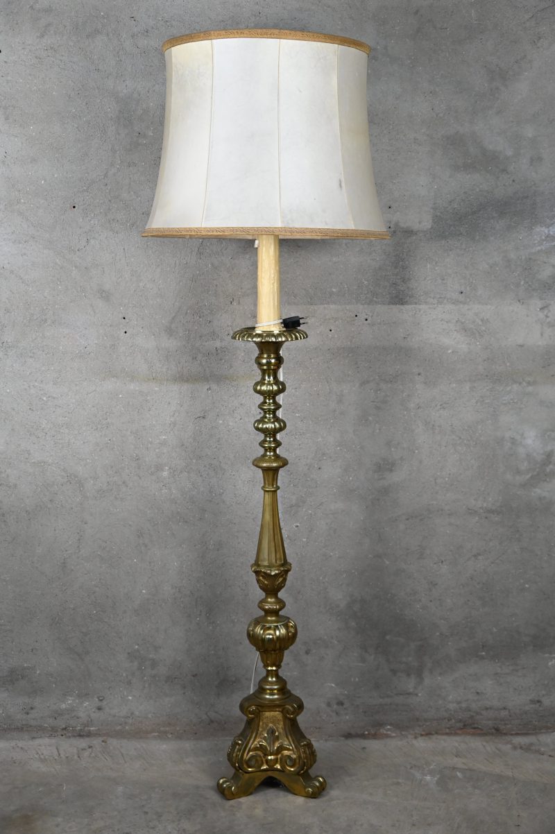 Een staande lamp met koperen voet.