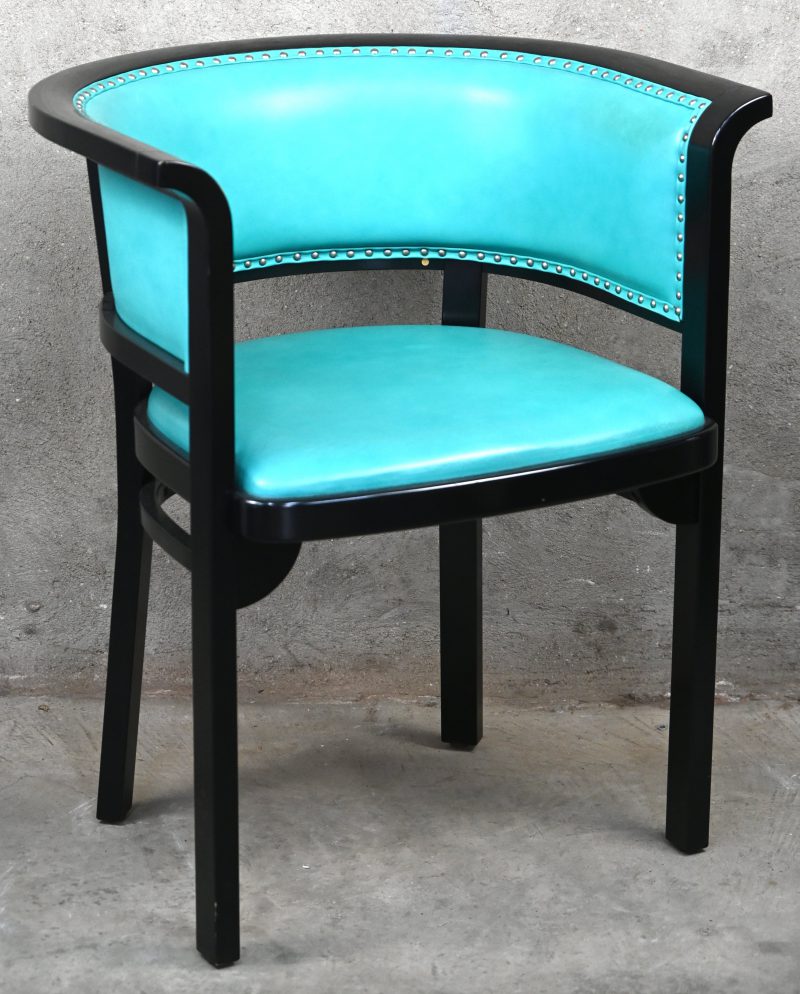 Een armstoel ontworpen door Marcel Kammerer voor Thonet in 1910. Het betreft een uitvoering van de jaren 80.