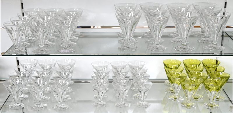 Een 59-delig kristallen glasservies, Val Saint Lambert, bestaande uit 12 stuks h 13.5 x Ø 10 cm, 12 stuks h 11 x Ø 8.5 cm (1 glas met schilfer), 12 stuks h 10 x Ø 8 cm, 12 stuks h 9 x Ø 7.5 cm en 11 groene, h 10 x Ø 8 cm.
