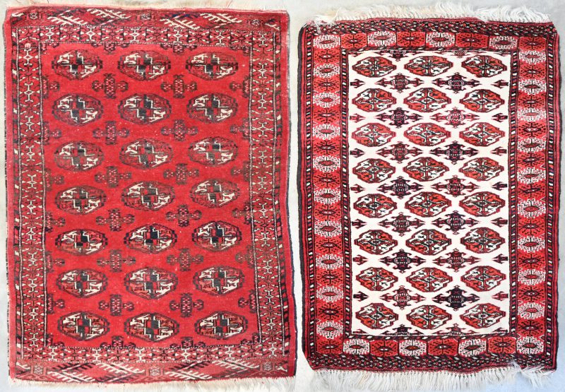Een lot van twee handgeknoopte Perzische tapijtjes. 78/108 cm en 87/118 cm.