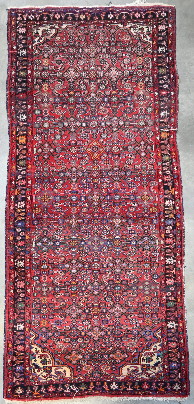 Een handgeknoopte Perzisch tapijt. 120/310 cm.