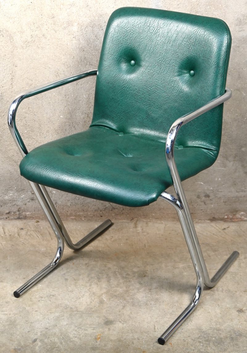 Een vintage zeteltje met groenblauwe skai bekleding. Van het merk TAVO, made in Belgium.