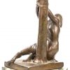 Een bronzen beeldje van een man met lendendoek, gekneveld aan een paal. Getekend; Dr. Tombeur. Gemonteerd op een groen marmeren voetje.