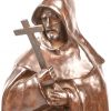 Een bronzen beeldje van een monnik met een kruisbeeld. Gemonteerd op een groen marmeren voetje. Niet getekend.