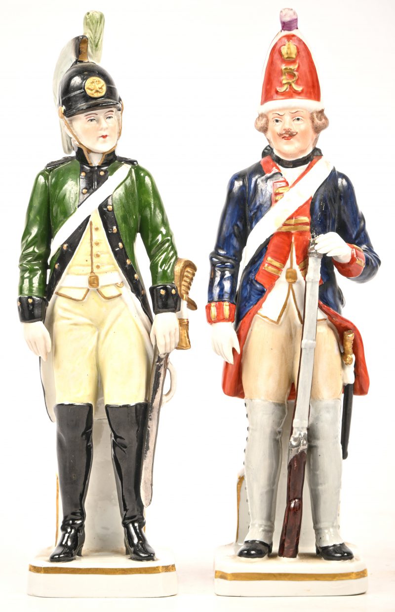 Een set van twee porseleinen soldaatjes. Dragon en Garde Grenadier. De beeldjes dragen het merkteken van Sitzendorf. Van de Grenadier is de loop van de musket afgebroken en een stukje is manco.