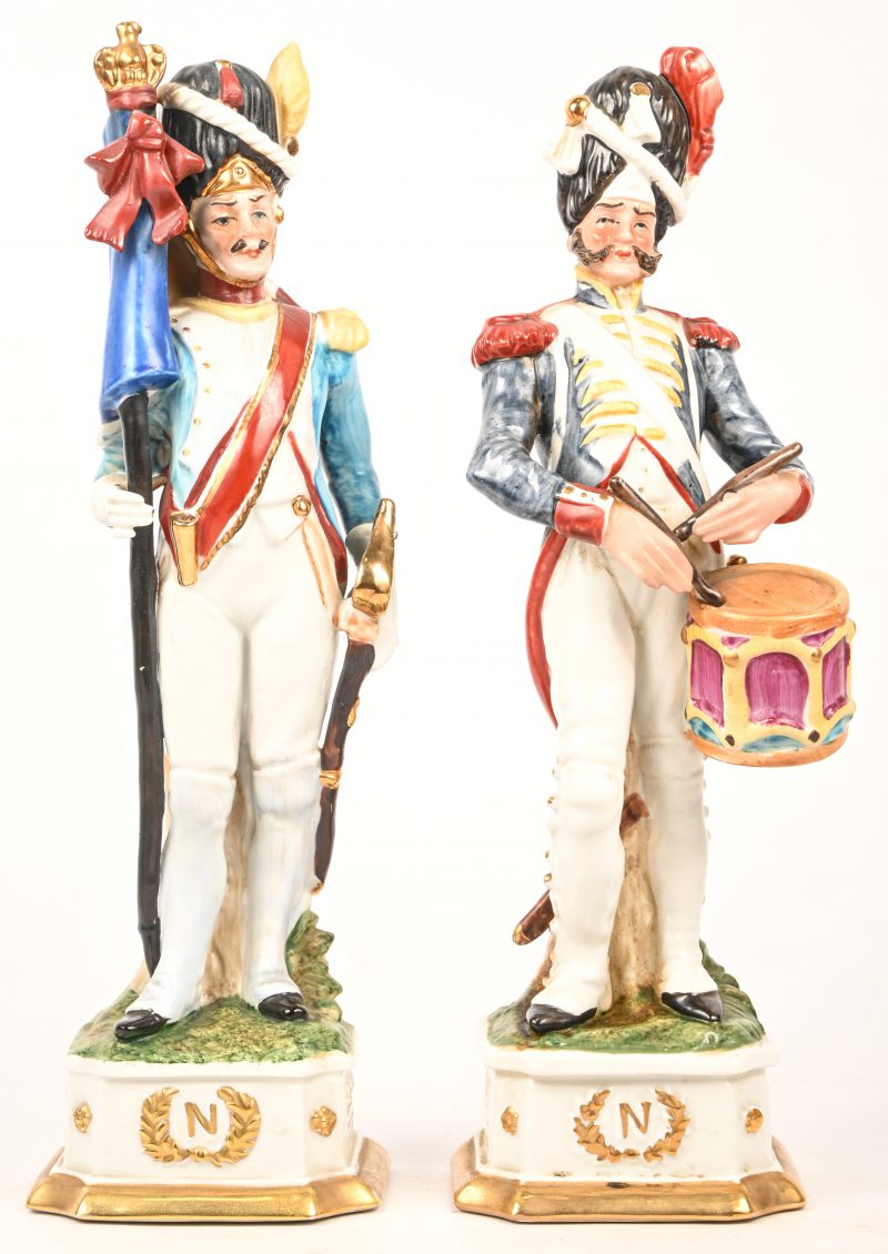 Een set van twee Napoleontische soldaten, een tamboer en een vaandeldrager. Beschilderd porselein in de stijl van Capodimonte. Niet gemerkt.