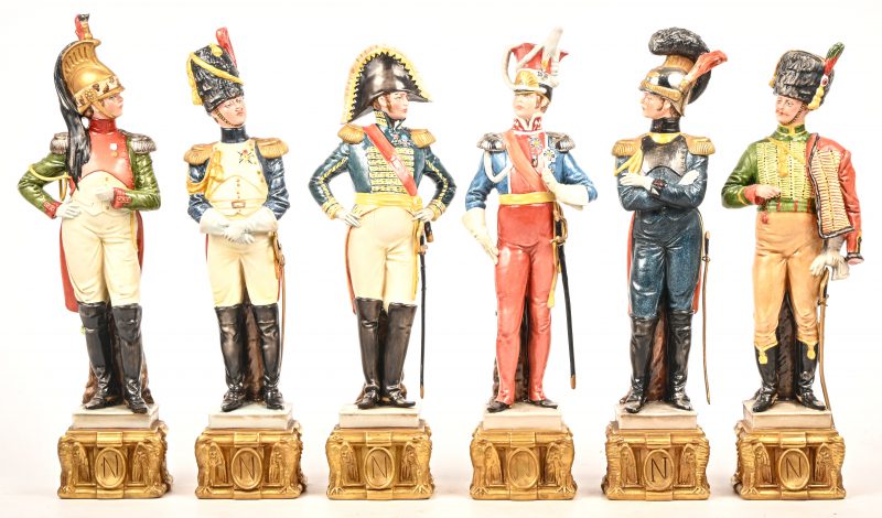 Een set van zes Napoleontische officieren, naar een ontwerp van Bruno Merli voor Capodimonte. Medio 20ste eeuw.