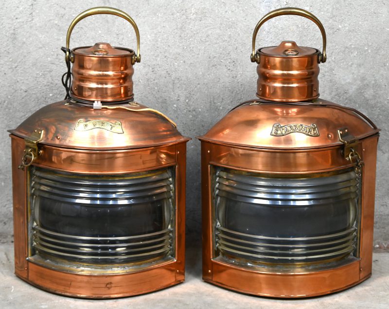 Een set roodkoperen scheepslampen. Gemerkt; ‘PORT’ en ‘STARBOARD’.