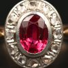 Een 14 kt wit en geelgouden ring bezet met diamanten oude slijp met een gezamenlijk gewicht van +- 0,30 ct. en een centrale spinel van +- 1 ct.