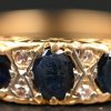 Een 18 kt wit en geelgouden ring bezet vier diamanten oude slijp en drie saffieren met een gezamenlijk gewicht van +- 0,50 ct.