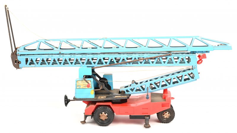 Een vintage speelgoedkraan, Joustra No 900 Grue Boilot, metaal en plastic.