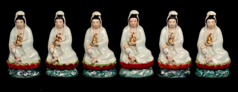 Een lot van 6 porseleinen Guanyin beeldjes.