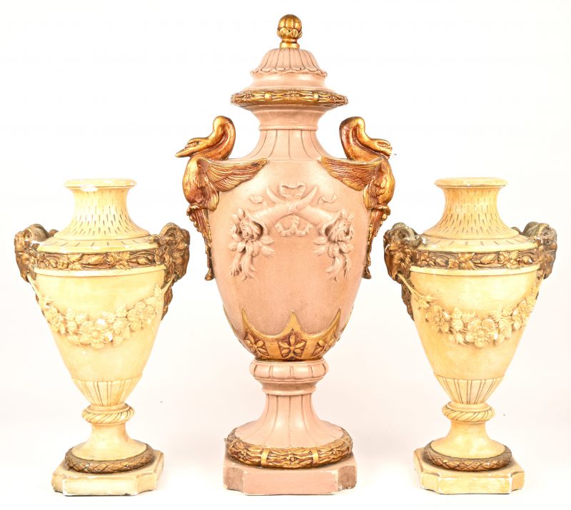 Een set polychrome plaasteren cassolette vazen, oud roze, ecru en vergulde delen.