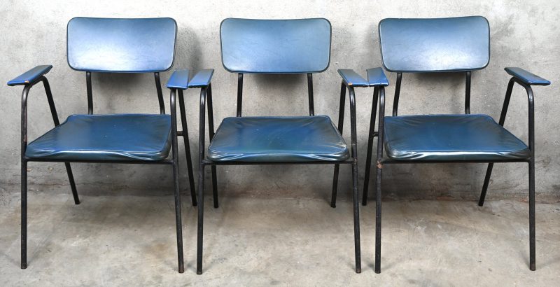 Een set van drie vintage Tubax armstoelen, ontworpen in de jaren 50 door Willy van der Meeren. Bekleed met blauwe skai op een zwart metalen buisframe. Beetje schade aan de bekleding.