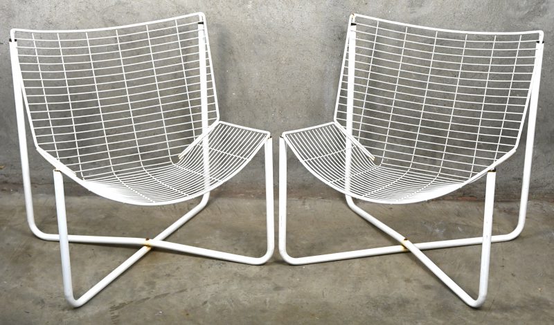 Een set van twee JÄRPEN kuipzeteltjes, in 1983 ontworpen door Niels Gammelgaard voor IKEA.