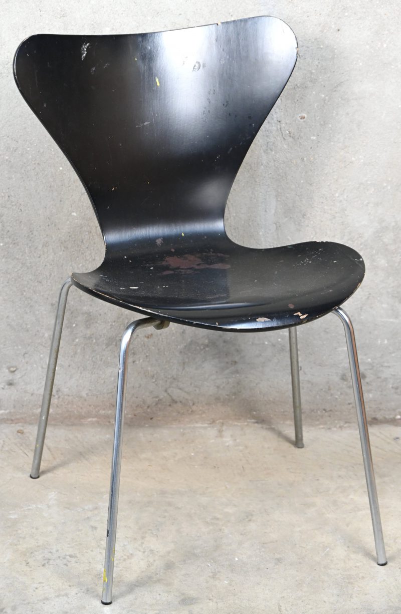 ‘SERIES 7 CHAIR’. Vlinderstoel, in 1955 ontworpen door Arne Jacobsen en geproduceerd door Fritz Hansen. Dit is de versie met kunststof onderkap van de jaren 70 of recenter. Enkele verfvlekken op het zitvlak.