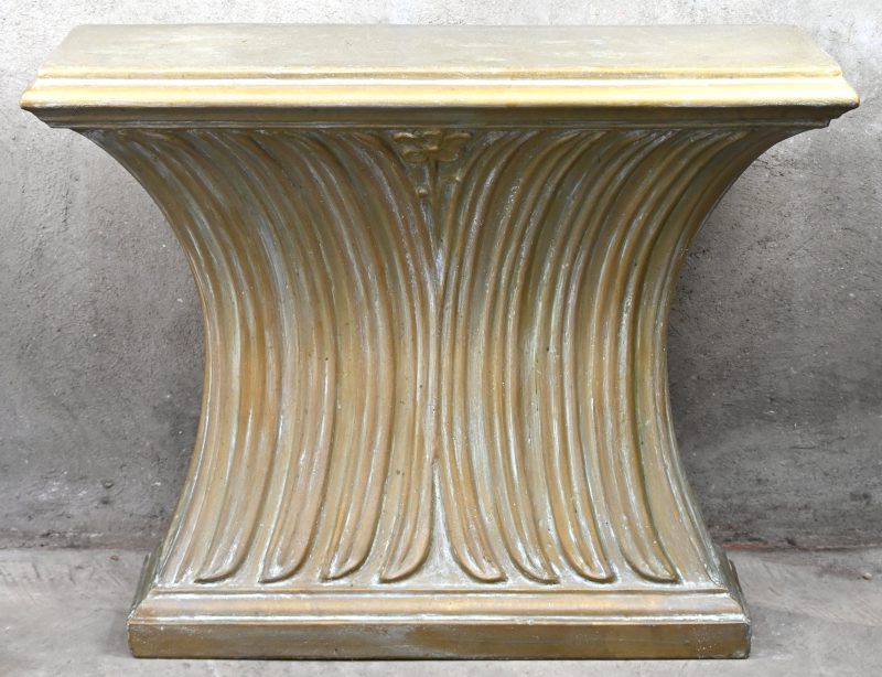 Een goud gepatineerde, betonnen wandconsole met centrale poot.