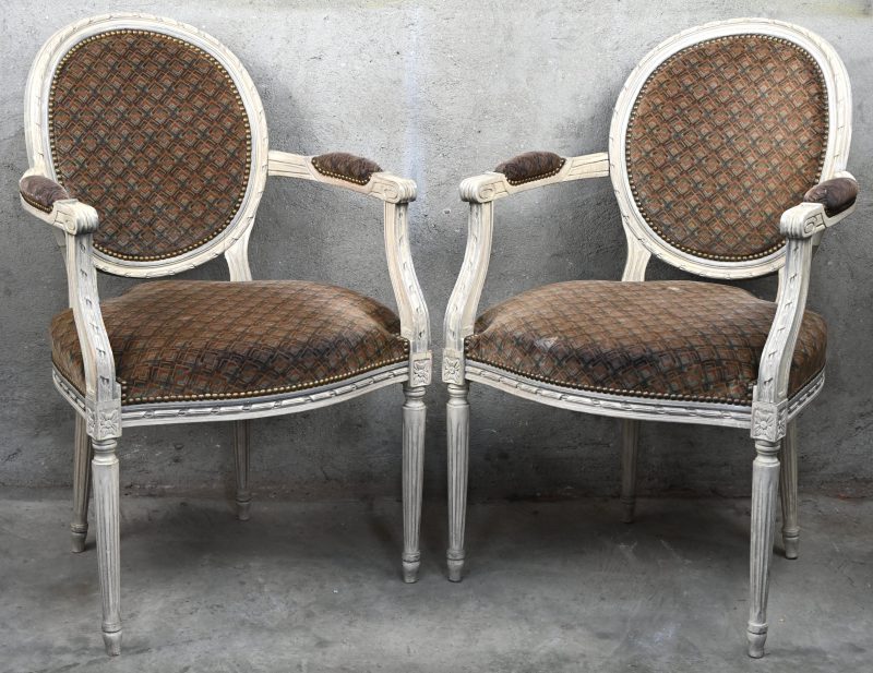 Een set van twee armstoelen in Louis XVI stijl, met bruine fluwelen bekleding.