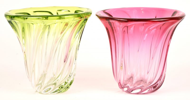 Een lot van twee organisch gevormde vaasjes van VSL kristal. Groen en roze in de massa gekleurd.