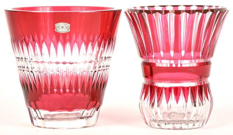 Twee vaasjes van geslepen VSL kristal. Roze in de massa gekleurd.