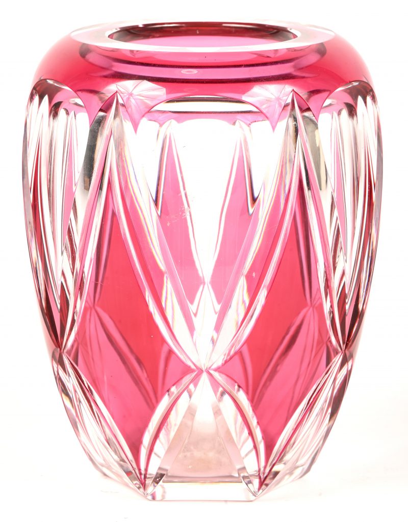 Een vaas van geslepen VSL kristal. Roze in de massa gekleurd. Onderaan de restanten van een zelfklever.
