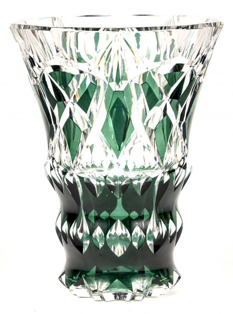 Een kelkvormige vaas van geslepen VSL kristal, groen in de massa gekleurd. Onderaan getekend en draagt het monogram P.U.. Bovenaan lichte schade.