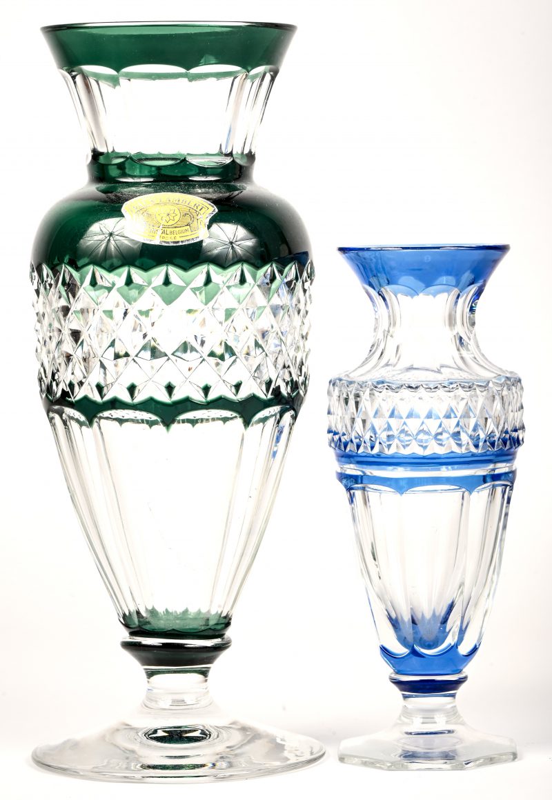 Een amphora vormige vaas van VSL kristal. Groen in de massa gekleurd, met zelfklever en onderaan getekend. Toegevoegd een kleiner model, blauw in de massa gekleurd.
