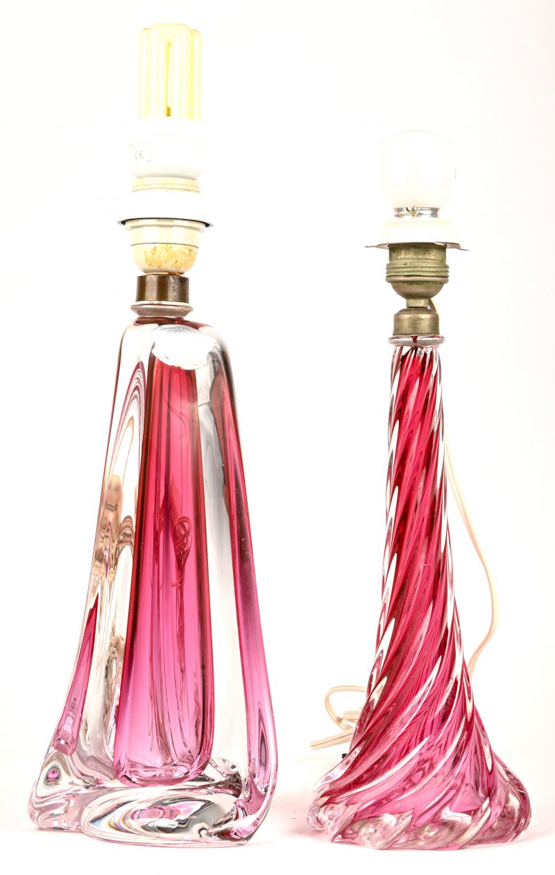 Een lot van twee lampvoeten van VSL kristal. Roze in de massa gekleurd.