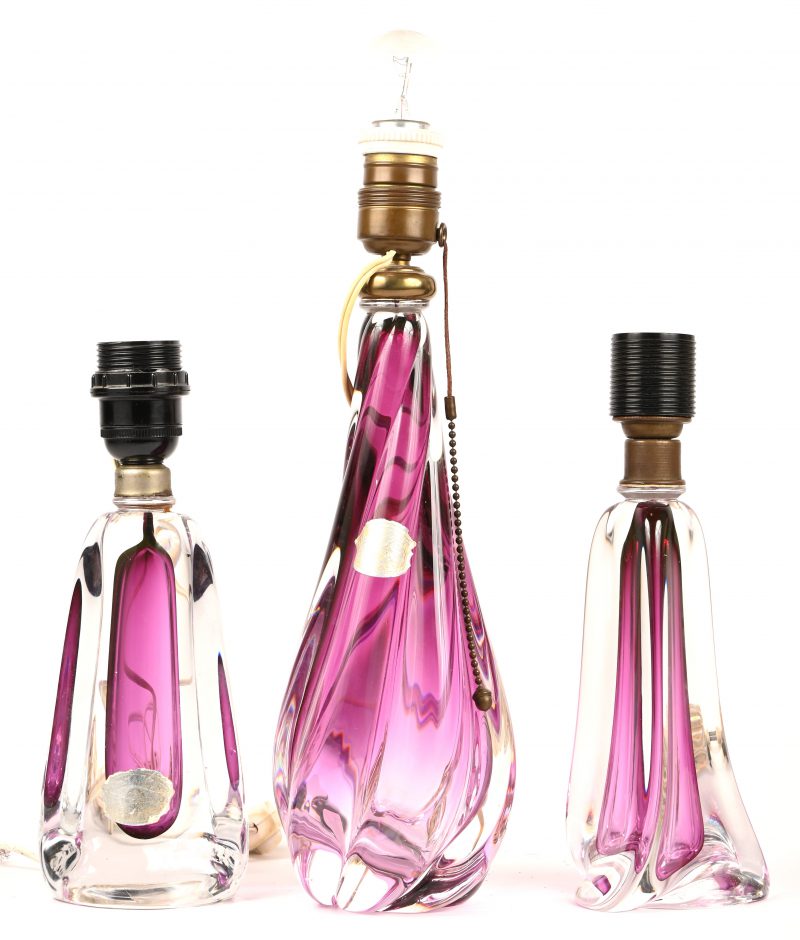 Een lot van drie lampvoeten van VSL kristal. Paars in de massa gekleurd.