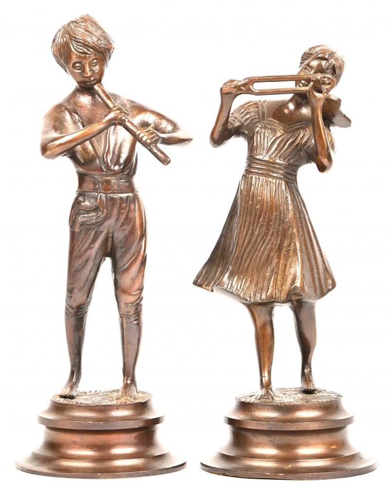 Een set bronzen beeldjes voorstellend 2 muzikale kinderen.