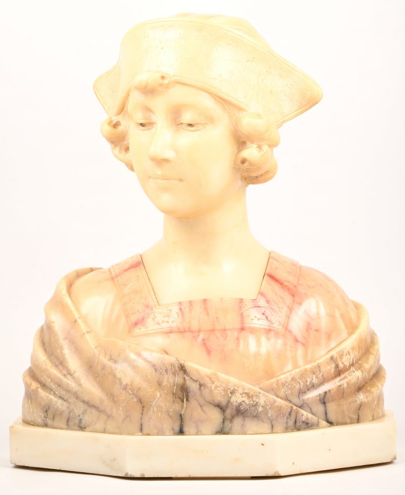 “Italiaanse schone”, een albasten buste op sokkel, gesigneerd Carli. De buste dient herlijmd te worden aan de sokkel.